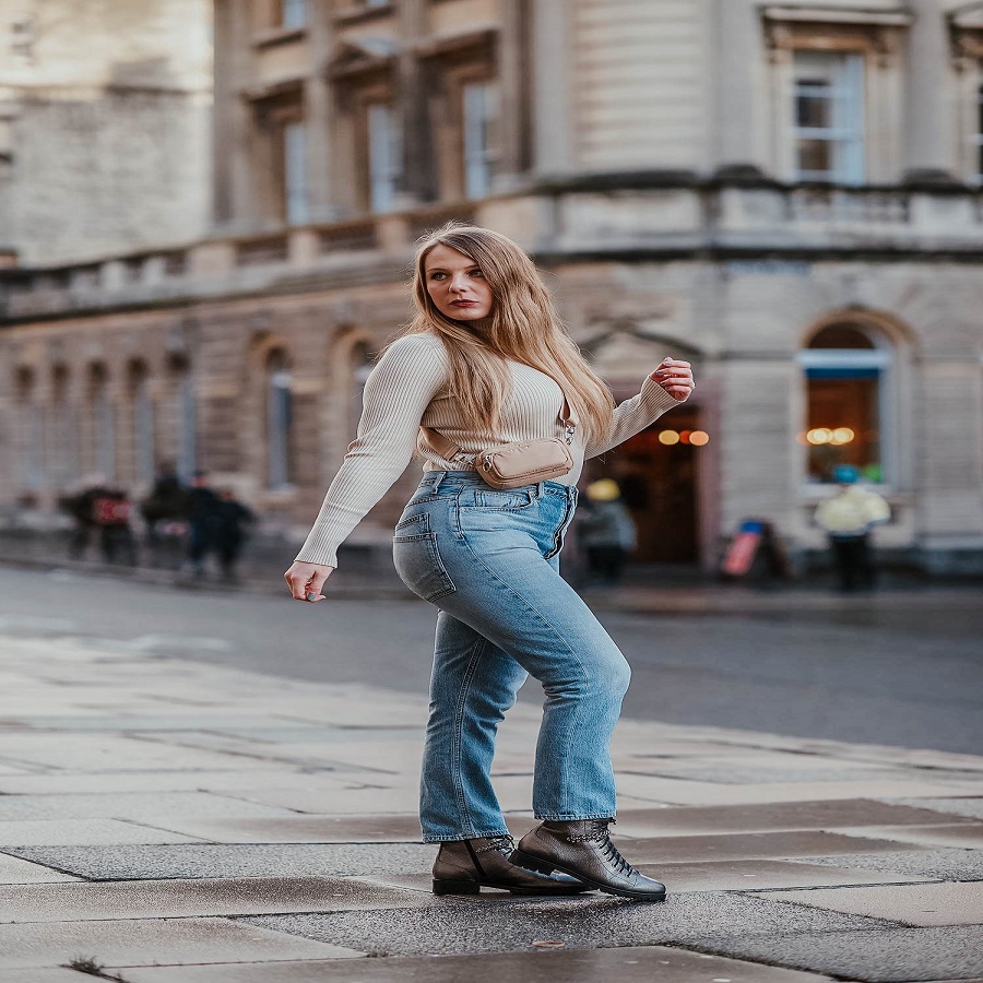 how to style mom jeans